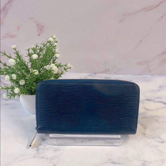 (GUC) Louis Vuitton Blue Epi Zip Wallet - Picture 1 of 7